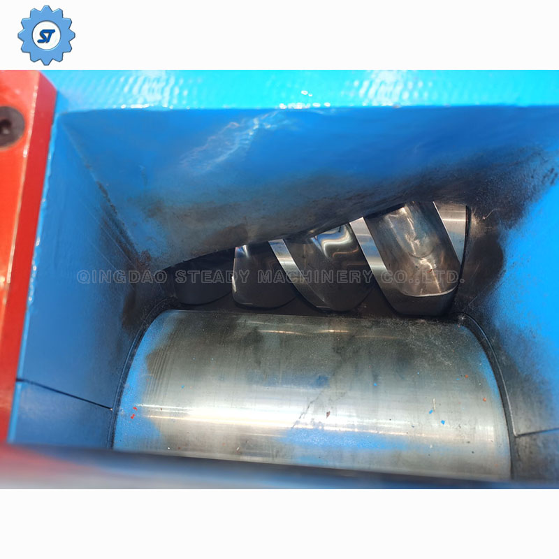 feed-mouth-of-rubber-extruder.jpg